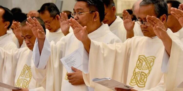 Philippine bishops to end priest stipends for services