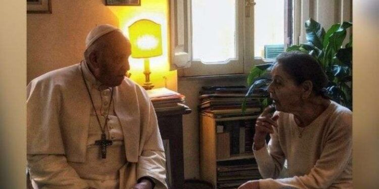 Pope visits holocaust survivor, thanks her for her witness