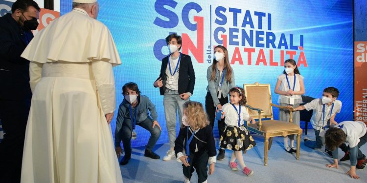 Pope: Myth that only money, success matter is ‘gangrene’ for nation