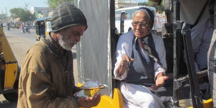 Elderly Indian nun defies pandemic to feed street poor