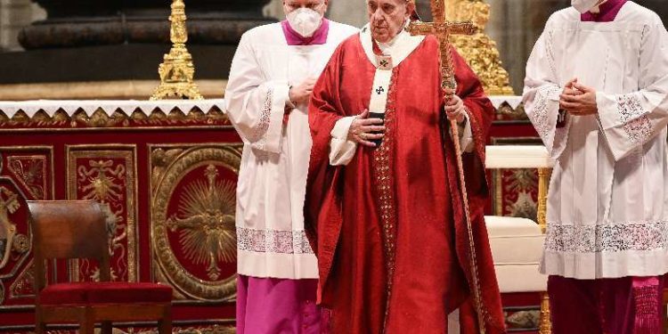 World needs Christian unity, pope tell Pentecost vigil