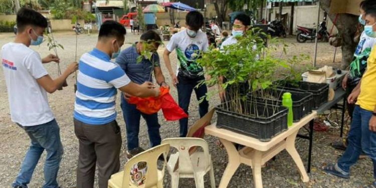 Philippine community pantries spur environmental offshoot