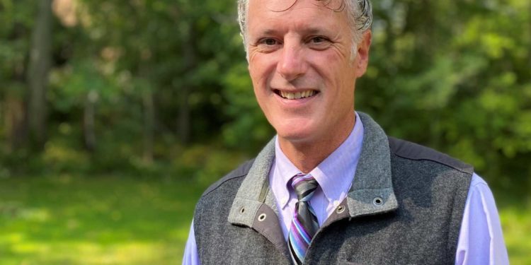 Patrick Bishop receives Distinguished Teacher Award