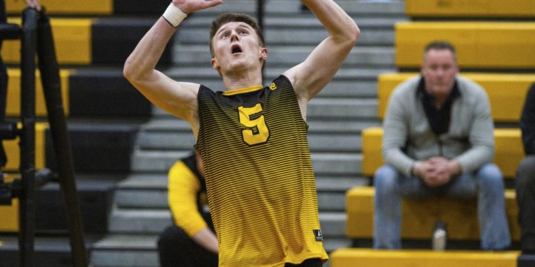 The kicker for a kicker: Eric Antkiewicz sets for St. Laurence