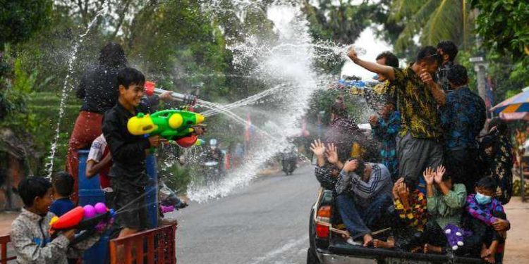 Cambodia seeks higher herd immunity to end mask mandate
