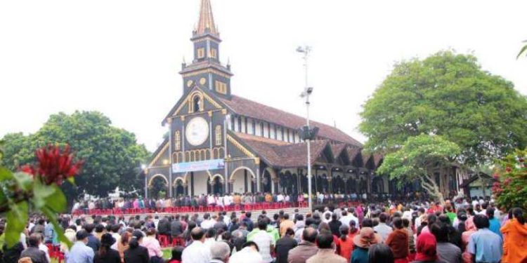 Vietnam priests urged to be in communion with laity