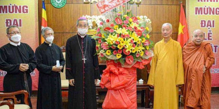 Vietnam bishops visit pagodas during vesak to promote harmony