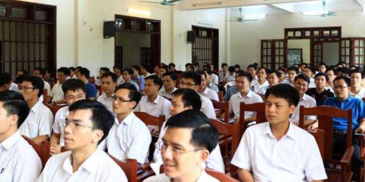 Vietnam bishop encourages seminarians to be missionaries