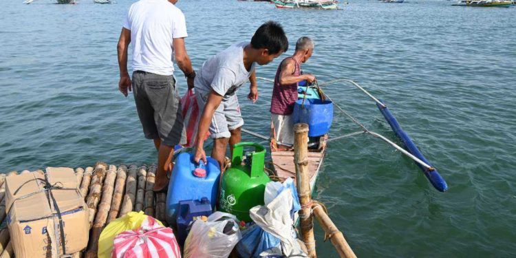 Filipinos fishing on frontline of disputed sea