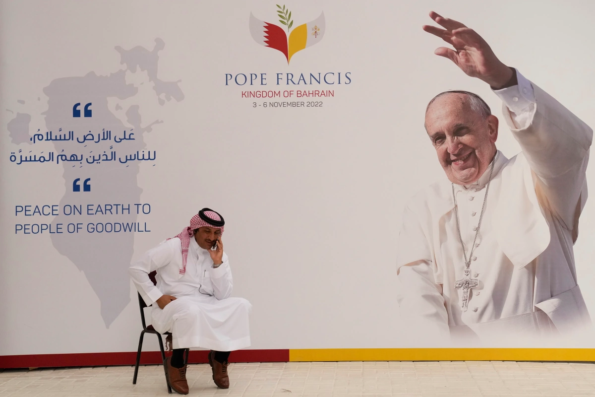 In Bahrain, pope sees joy of Catholic minority, deepens ties with Muslims