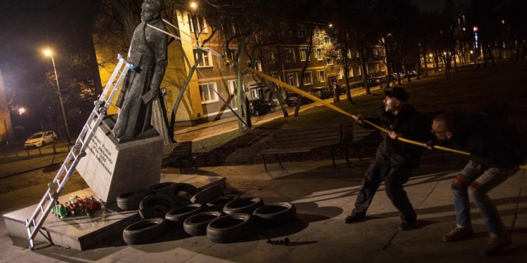 Polish court acquits men in toppling of priest statue