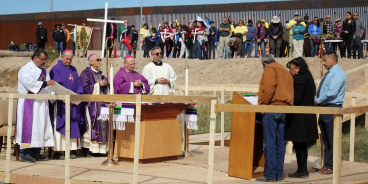 At border Mass above the Rio Grande, migrants who died are remembered