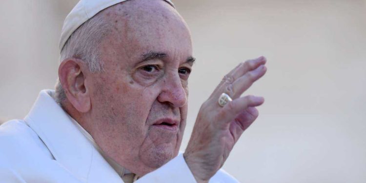 Lobby hard for families, pope tells Italian groups
