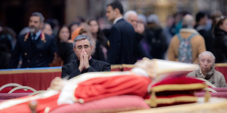 Scenes from a day of grief and gratitude: 65,000 pay their respects to Benedict XVI