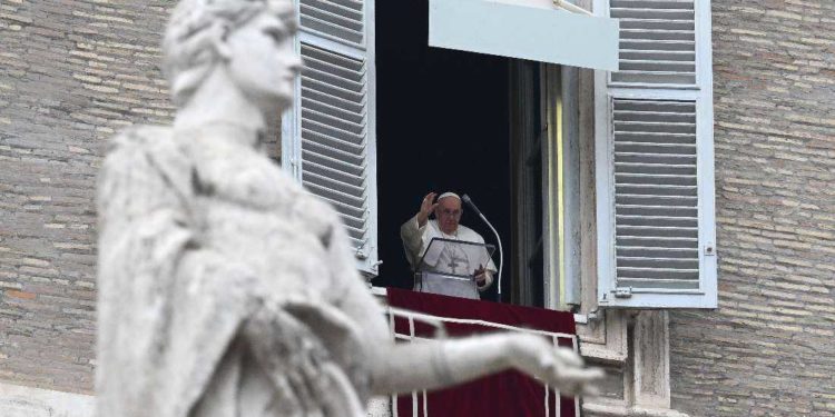 Lead others to Jesus, not to yourself, pope says