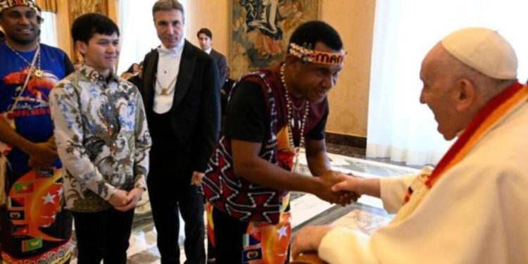 Catholic missionaries must be authentic, pope says