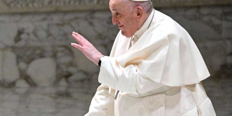 Pope clarifies remarks about homosexuality