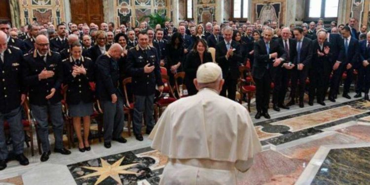 Always show people God’s love, pope tells police