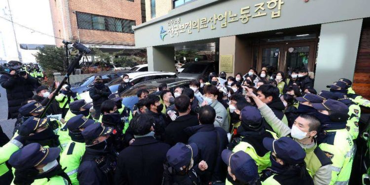 Seoul spy agency raids labor group over N. Korea ties