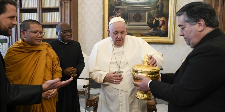 Pope Francis discusses ‘ecological conversion’ with Buddhist monks from Cambodia