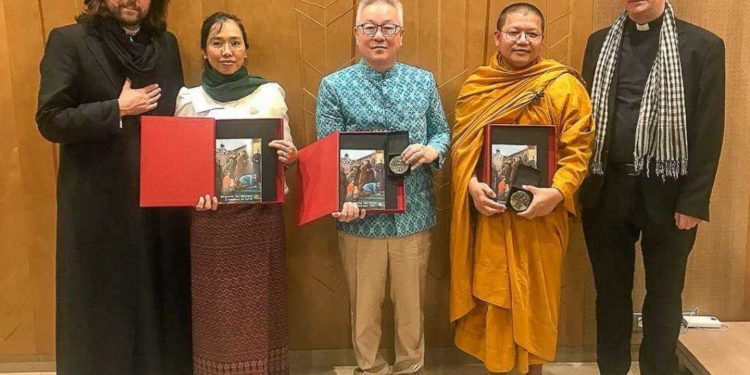Cambodian Buddhist-Christian delegation meets pope