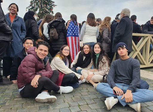 ‘We love Benedict’: Catholics flock to the Vatican to say goodbye to Benedict XVI