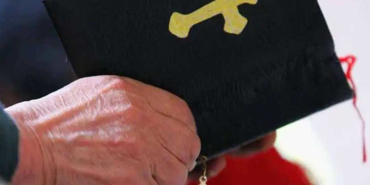 Prayers sought for Chinese Christians held for ‘selling Bibles’