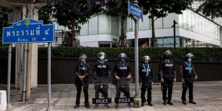 After 15-hour standoff, Thai police shoot gunman dead
