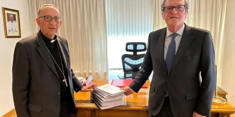 Spanish bishops deliver six volumes of information on sex abuse cases to ombudsman