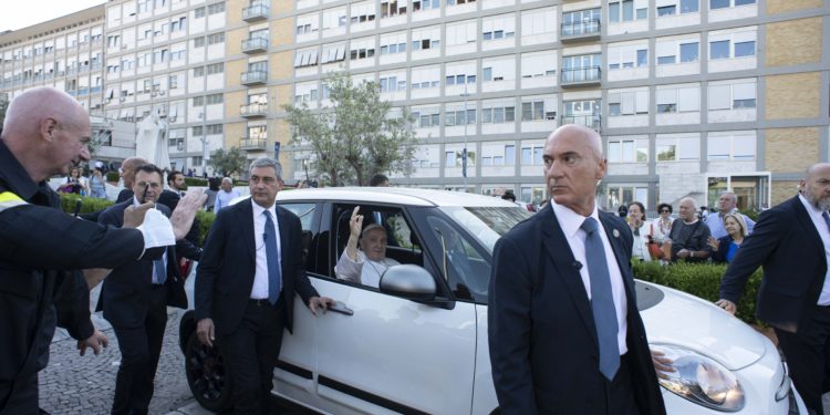 PHOTOS: Pope Francis returns to Vatican after surgery