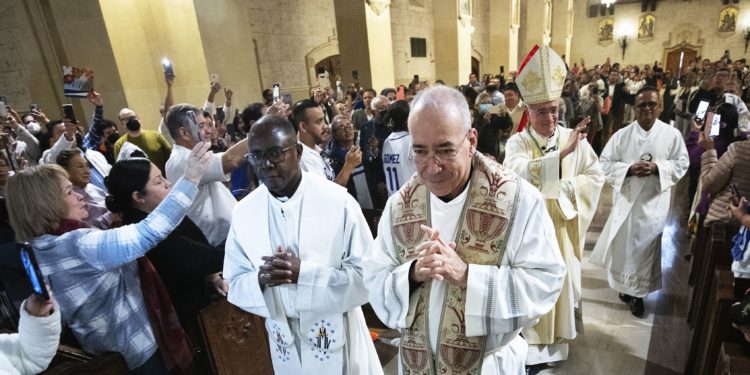 Hundreds pack Los Angeles church as exiled bishop, priest speak against Nicaragua regime