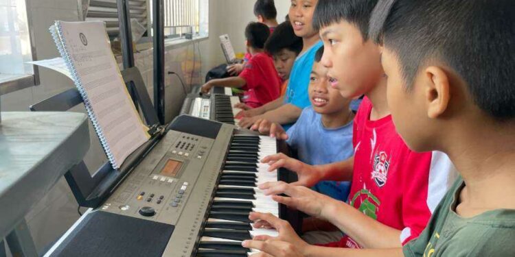 Italian music conductor praises missionaries in Vietnam