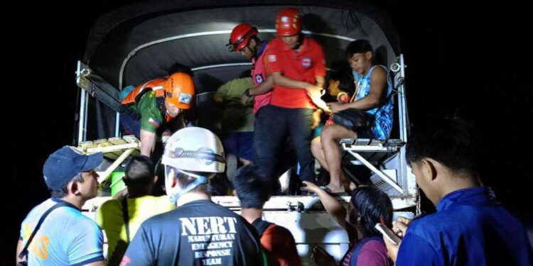 11 injured after landslide buries 2 buses in Philippines