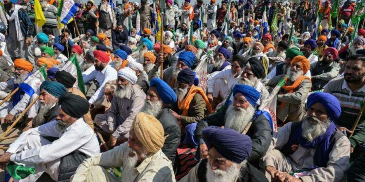 Indian ‘warriors’ face police to protect farmers