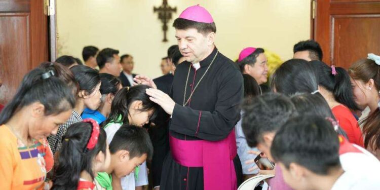 Vietnam minister showers praises on Catholic Church