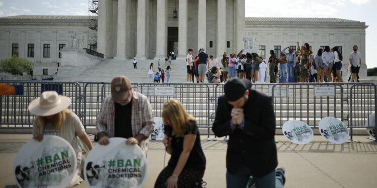 U.S. bishops call for prayer ahead of Supreme Court hearings on abortion pill