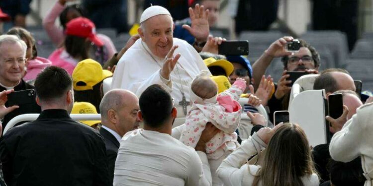 Pope backs Peru farmers in land dispute with Catholic group
