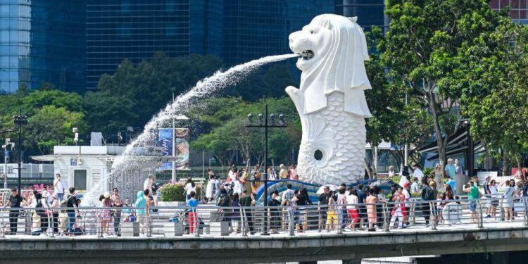 Singaporeans warned against scammers ahead of papal visit