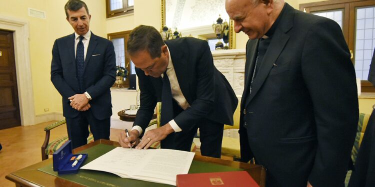 Cisco CEO Chuck Robbins meets Pope Francis, signs AI ethics pledge at Vatican