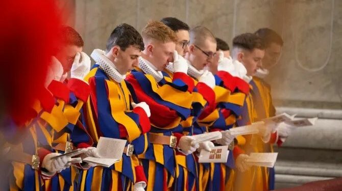 Pope Francis welcomes Vatican’s new Swiss Guard recruits