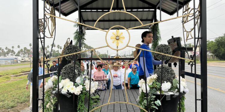 Hundreds brave extreme heat to accompany the Eucharistic Lord in south Texas