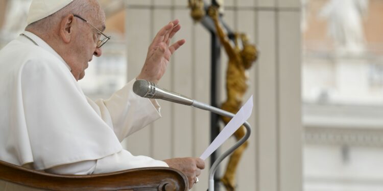 Pope Francis tells faithful: Learn some of the Psalms by heart