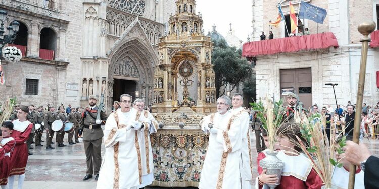 World’s biggest monstrance created in reparation for Spanish war leads yearly procession