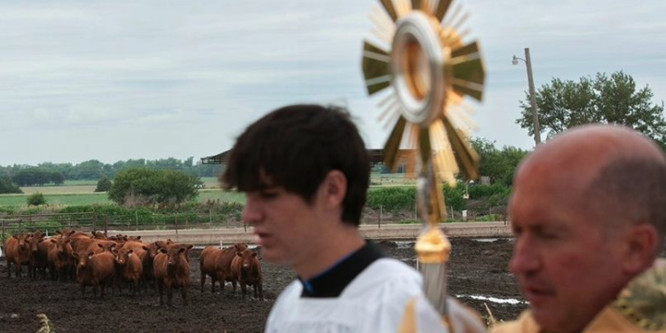 National Eucharistic Pilgrimage marches through extreme heat to bring Jesus to the people