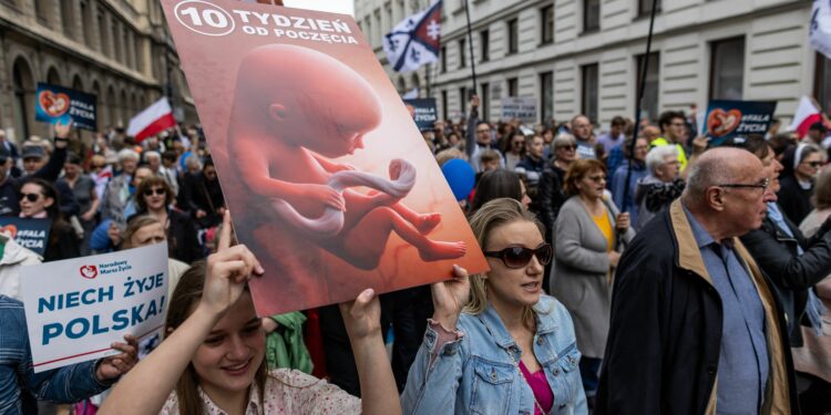 Polish lawmakers narrowly defeat effort to decriminalize abortion assistance