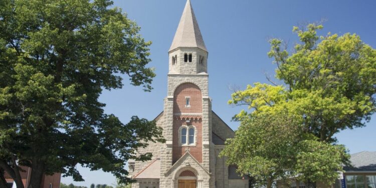 Missouri priest pleads guilty to $300,000 theft from parish 