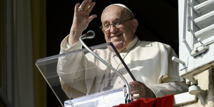 Pope Francis: Self-sacrifice, humble service are key to good leadership   