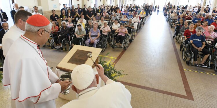 Pope Francis concludes apostolic journey with elderly and youth of Singapore