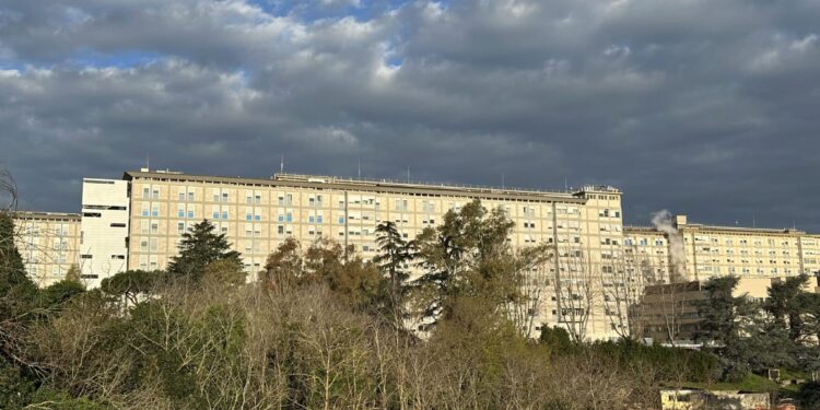 Pope’s therapy adjusted again after tests reveal “polymicrobial infection”