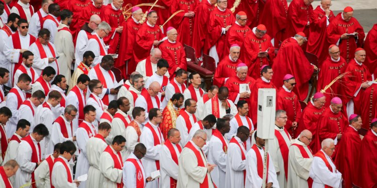 General congregation begins: Cardinals suspend beatifications, swear to secrecy